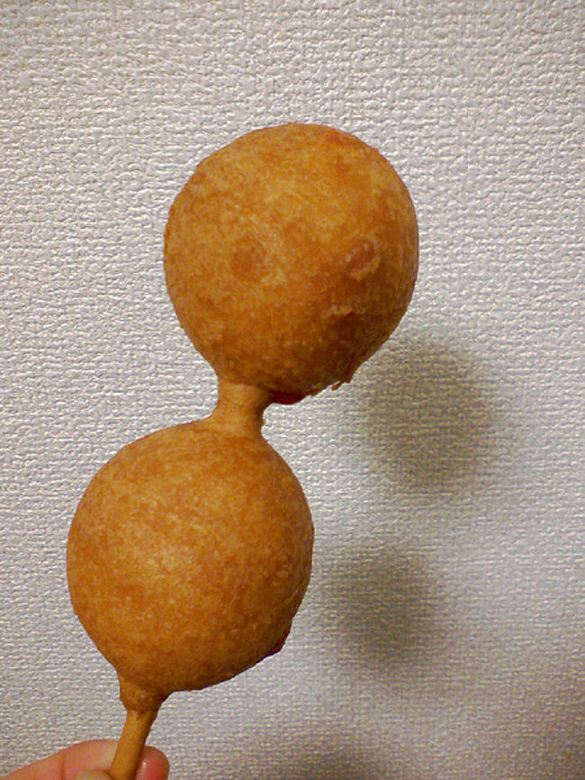 コレです！<br /><br />ひょうたん揚げ！！（1本150円也。）<br /><br />8年振り！心底オマエに会いたかった！！<br /><br />仙台名物の蒲鉾を、アメリカンドッグのように揚げてあるモノです。<br /><br />その場でケチャップをかけていただきます。<br />美味いぃ〜〜〜！<br /><br />『阿部蒲鉾店 阿部かま中央店』<br />http://r.tabelog.com/miyagi/rstdtl/4000251/<br /><br />ちなみに、このお店の上はビジネスホテルになっておりまして。<br />8年前はそこに泊まりました。<br />（詳細は忘却の彼方なのですが、文句を言いたくなるほど酷かった記憶も無いという事は、まぁ普通のビジネスホテルだったんだろうな、と。駅からのアクセスが良く繁華街のど真ん中にあるので、市内で遊ぶ事が目的の人には便利なホテルだと思います。）