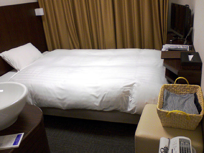 食欲も満たされ、ホテルにチェックインしても良い時間帯になったので、ホテルへリターン。<br /><br />宿泊ホテルは<br />『天然温泉 萩の湯 ドーミーイン仙台駅前』<br />http://www.hotespa.net/hotels/sendai_eki/<br /><br />「温泉付き」<br /><br />の一言に騙されてココにしたのですが。<br /><br />ホテルそのものは保養施設の様な雰囲気です。（まぁ、SPAなんで…。）<br /><br />そこそこ綺麗で必要最低減のモノは揃っているので別に文句は無いのですが。<br /><br />面白味はゼロに近いです。