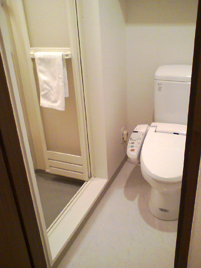 トイレとシャワールームはこんな感じ。<br /><br />つ　ま　ん　ね　ー　･･･　。<br /><br />中古のワンルーム賃貸マンションの様な殺風景さ。<br /><br />部屋にバススペースはないので（シャワースペースのみ。）個室で湯をためてお風呂に入りたい人には不向きです。＜ワタシは、とにかく大きいお風呂に入りたかった。<br /><br />温泉は、夜中（23時過ぎ）に行ったらほぼ貸し切り状態で大満足♪<br /><br />洗面スペースにはドライヤーはもちろん、櫛や綿棒、化粧水やコットン等が常備されておりました。（化粧水は自分のを使うけど、旅先でコットンあるのは嬉しいですねー。）<br /><br />室内風呂と小さいですが露天風呂があって、出たり入ったり出たり入ったり…。大きいお風呂サイッコーー！！<br /><br />久々に指とかシワシワになるまで湯船に浸かった。<br />ワタシが入っている間に、3人くらい入って出て行った。（みんな早風呂やなぁ…。）<br />気分的にはもっと入っていたかったのですが、半端なく喉が渇いてきて身の危険を感じたので1時間ちょいで離脱。<br /><br />お肌ツルツルになりました♪<br />（※美肌効果は特にうたっていません。疲労回復とか筋肉痛、神経痛とか書いてあったなぁ。）
