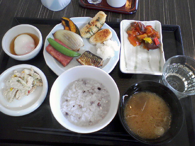 あーさーーー。<br /><br />朝食はホテルのバイキング。<br />（このバイキングも、このホテルに決めた理由のひとつ。）<br /><br />和洋食で、種類がかなり沢山あります。<br />焼魚があるのが嬉しいなー♪♪<br /><br />ご飯は、白米もありましたが「五穀米雑炊」に惹かれたのでそちらをチョイス。<br /><br />これから観光に行くので、がっつりカロリー摂取です。<br /><br />≪【2日目：松島ベイクルーズ編】に続く≫