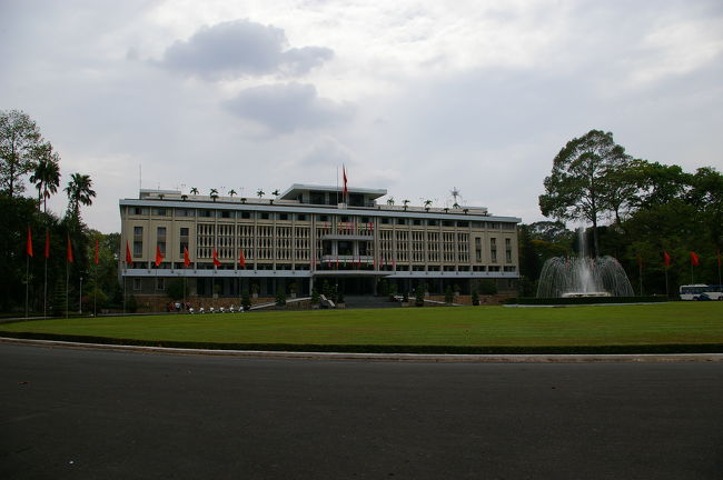 ホーチミン到着翌朝から、ホーチミンの観光スタート。<br /><br />初日に日本で申し込んであったベトナム株の証券口座を開設のツアーに参加し、証券会社／領事館などなどで手続き。ガイアの夜明けにでていた人が応対してくれました、あの番組をみて来ていた日本の方々と一緒に昼過ぎまで。<br /><br />ツアーを終え、街の中心部を歩いていると、日本語であやしげなおっさんに話しかけられ、観光ガイドの勧誘。過去のガイドした日本人のコメントが書かれた手帳を見せられ、話しているうちにまあ半日くらい特に決まった予定もないのでいいかと思い、半日観光ガイドをしてもらうことに。<br />現地に慣れてしまったのかバイクの後ろにまたがるなんて、あり得ないと思っていたのにいざ乗って市内観光。ヘルメットなしで最初はバイクだらけの中、ビクビクでしたが段々快適に。<br /><br />そしてまず最初に行ったのが統一会堂、南北ベトナムが分かれていたときの南側の大統領官邸だった建物。