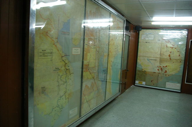 日本語のガイドツアーに参加。<br />地上階は来賓用の部屋や会議室が。今でも一部は来賓用などに使われているとの事。<br />地下はベトナム戦争時代の司令室や、戦争時代のさまざまな部屋が残されていました。<br /><br />統一会堂を見たあとは、戦争証跡博物館、中華街を観光し、ガイドさんとお別れ。少々だまされてるんじゃないかと最初は思いましたが、奥さんが日本人だったりでなかなか気さくなガイドさんでよかったです。<br />