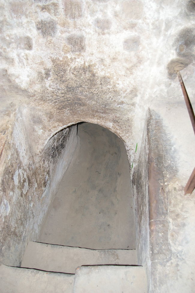 翌朝は朝からクチトンネルツアー。<br /><br />ベトナム戦争の跡がのこるクチトンネル。<br />実際にベトコンが掘ったトンネルが残っていて入る事ができます、ベトナムの現地の人たちが必死で抵抗していた話をよんで驚愕でした。<br /><br />地下で生活できるように色んな部屋があったようです、そして煙が外にでてバレないように仕組みや、外からの入り口がバレないようにできていたり、すごい仕組みです。実際に入ってみましたが、ほんとにかがんで入ってぎりぎりで圧迫感と暗さで気が狂いそうになりました。<br />