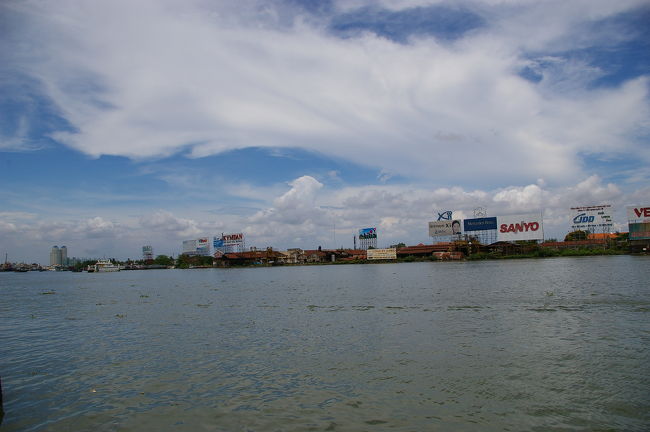 まずはサイゴン川沿いを散歩。<br />日本企業の看板も少々ありました。