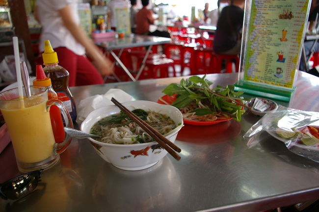 昼食は歩いていてふと現地の人で混み合っていた食堂にたちよりフォーをたべることに。<br /><br />山のような緑の葉の束をおかれた時はわからなかったけど、周りの人がちぎって入れているのを見てやっとパクチーだと認識。パクチーが苦手なのにサラダばりにおかれても少々困惑。でもフォーはおいしかった。