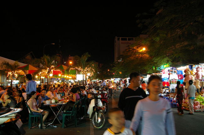 最後の夕食は屋台風な場所でと。<br />ベトナム人も外国人も混じって熱気あふれるベンタイン市場あたりで夕食。アジアはやっぱりこれです。
