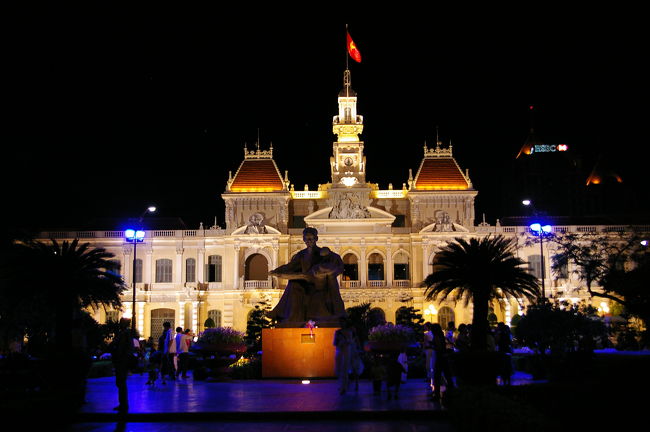 ライトアップされた街を最後に散歩。<br /><br />街の中心にあるホーチミン像と人民委員会。