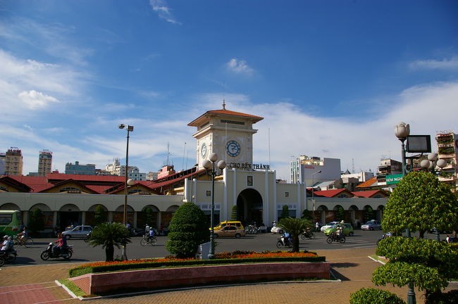 次に向かったのがベンタイン市場へ。<br /><br />服から雑貨からおみやげまでこのマーケットではいろんなものがかえるので、おみやげを物色。<br />それにしても暑さと熱気で、長くいるのはつらいので、残りは国営百貨店でゆっくり買い物。<br /><br />百貨店といっても雑貨屋さんがたくさん入っていてリーズナブルな値段（とはいっても要交渉ですが）で食器や雑貨が手に入りました。