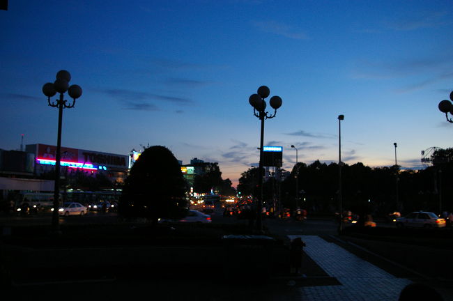 街をぶらぶらしながら買い物をしていると夕暮れ時に。