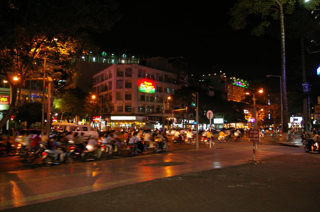 やっぱりベトナムといえばこれです。<br />信号が赤になるとあっという間にバイクの渋滞が。<br />交通機関がないので致し方なしですが、排気ガスだけはつらい。<br /><br />ホーチミンの滞在もこれでおわり。<br />深夜12時頃の便のためホテルで荷物をピックして空港へ。<br />深夜ホーチミンを発ち、ソウルを経由して昼頃日本に帰国。