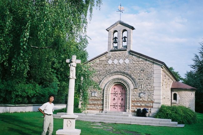 翌朝、苦労して道を尋ね、フジタチャペルへ。<br />藤田嗣治が建て、死後眠る教会です。<br />