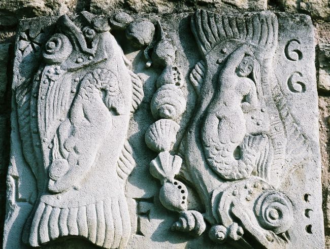 チャペルのレリーフ。