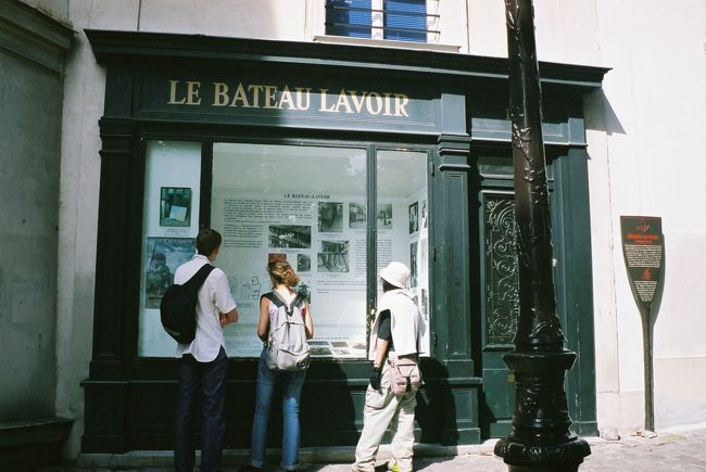 まず、宿の近くの若きピカソのアパート（いわゆる「洗濯船」）跡へ。<br />