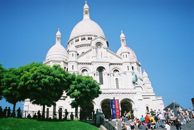 丘の象徴、サクレ・クール聖堂。<br />