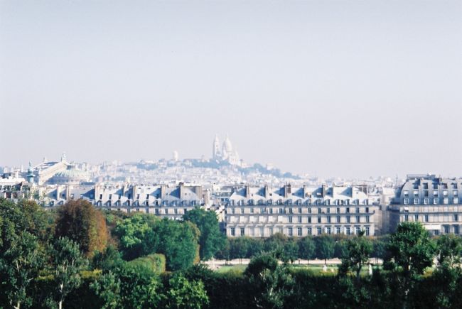 オルセーの窓から、モンマルトルの丘を望みます。<br />