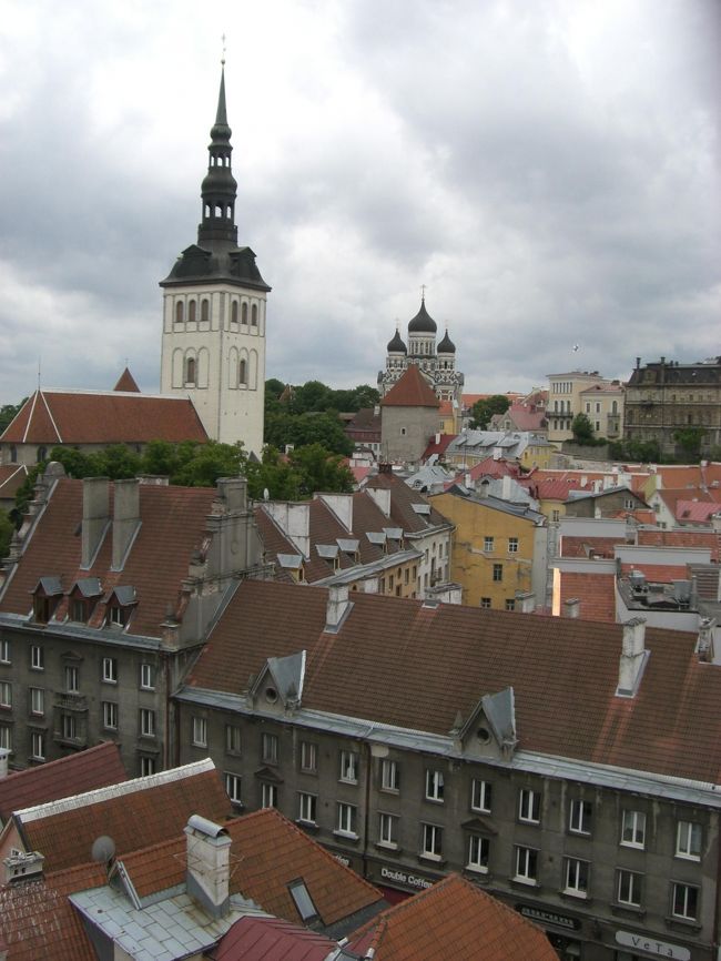 一段ずつが高くて、階段を上がるのは大変だけど、<br />かわいい街が一望できます♪<br /><br />それにしても、天気が悪い。。。<br /><br />すごい強風でした(>｡