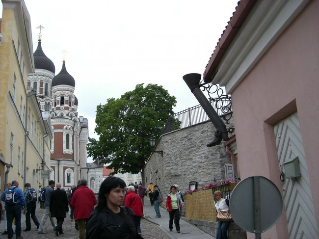 ブーツ型の雨どい？看板？<br /><br />左奥にアレクサンドル・ネフスキー聖堂が<br />見えますね☆