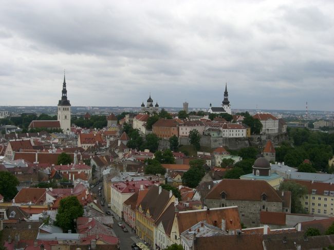 タリンカードで塔へ　　ＥＥＫ３０<br /><br />町が３６０度ぜ〜んぶ見えます。<br />左から、<br />聖ニコラス教会<br />アレクサンドル・ネフスキー教会<br />のっぽのヘルマン<br />大聖堂<br /><br />