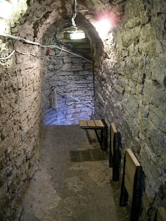 塔への階段はけっこう長いんで、<br />途中に休憩用のイスも！