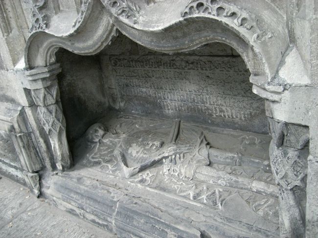 聖オレフの像は、<br />教会の裏側です。<br />教会入口の左側、プライベートゾーンにも見えますが<br />そこから裏庭に回り込むと<br />近くで見れますよ！