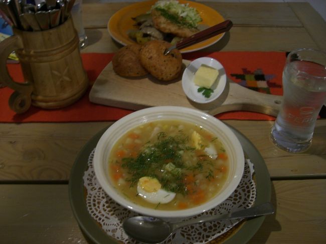 パンにナイフがささってます（笑）<br />７ｕｐ・・・ＥＥＫ３０<br />卵と白身魚のスープ（大量ハーブ）・・・ＥＥＫ９０