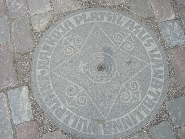 ラコエヤ広場に戻りまして・・・<br /><br />方位が描かれた石。<br />ここから５つの尖塔が見えるらしいけど、<br />３つ（旧市庁舎・聖霊教会・大聖堂）しか見れず。<br />足を延ばせばもうひとつ（聖ニコラス教会）。<br />あとひとつ（聖オレフ教会）は、<br />どうやってもムリ！！