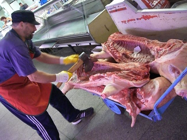 地下はお肉屋さん！<br /><br />明るいおじさんが、<br />「豚肉をさばくから写真を撮ってくれ！」<br />と言っているんだと思ったので、<br />撮りました！<br />なんともショッキングでしたけど、<br />こうやって、おいしいごはん食べるんだよな〜。<br />と。。。