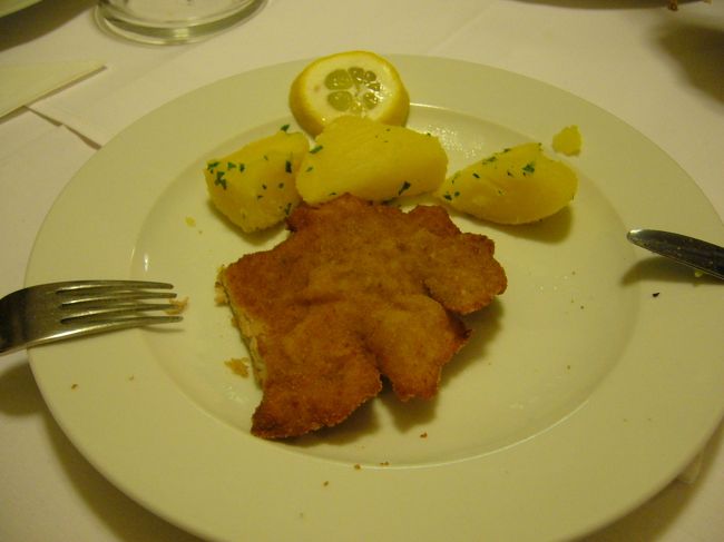 夕飯はちょっと早めに１８時〜。<br />ウィンナーシュニッツェル。<br /><br /><br />たたいて薄く伸ばした仔牛肉を揚げたカツレツ。<br /><br />日本のカツレツより薄くて食べやすかった。<br /><br />次のオペラ鑑賞まで時間がなかったので、急いで<br />食べた。<br />