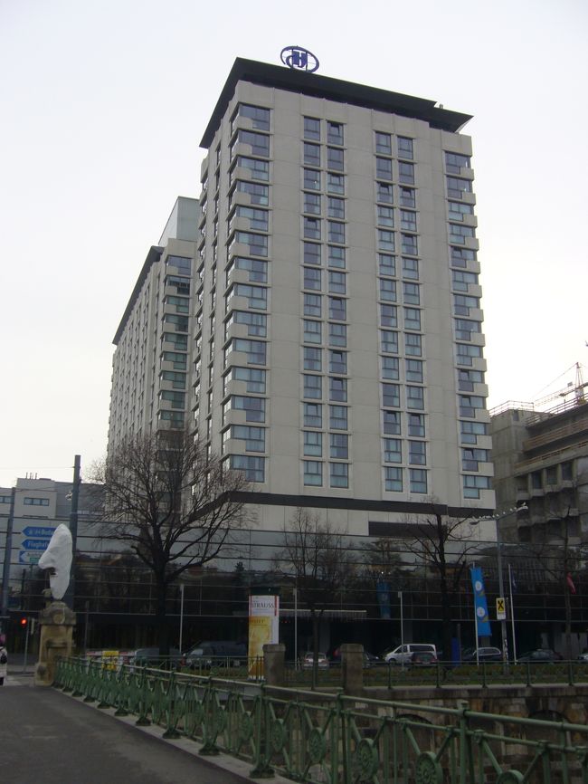 プラハから始まり、プラチスラバ→ブダペスト→ウィーンと周った旅行もついに最終日。<br /><br />写真は今回ウィーンで２泊したヒルトン・ウィーン。<br />この旅行でこれまで泊まったホテルの中でやはり<br />一番快適だった。<br /><br />