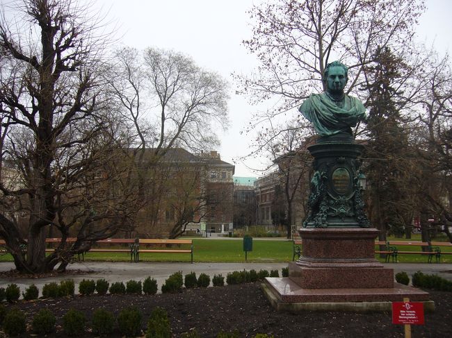 朝食後、出発時間まで余裕があったので<br />ホテルの近くにある公園へ。