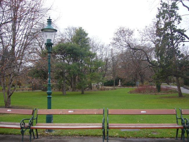 季節のいい時だったら、こういう公園でのんびり<br />過ごすのも良さそうだ。