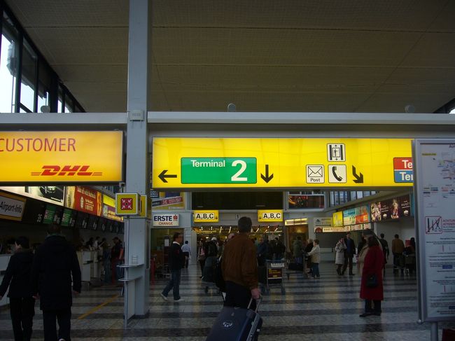 帰りはウィーン・シュヴェヒャート国際空港から<br />13時55分発のオーストリア航空にて一路日本へ。<br /><br />今回周った箇所はハプスブルク家と非常に深い関わりがあり、<br />彼らが街の発展に果たした役割は大きいと言え、改めて偉大な名門家だったのだと感じた。<br /><br />また歴史・文化・芸術にも沢山触れる事ができ、とても満足した８日間だった。<br /><br />駆け足で周ったので、いつかまたじっくり周ってみたいと思いました。<br /><br />