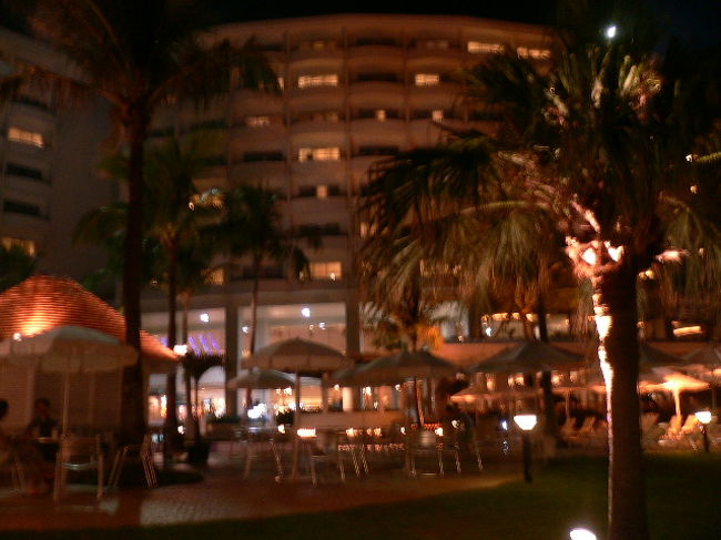 夜プールサイド<br /><br />