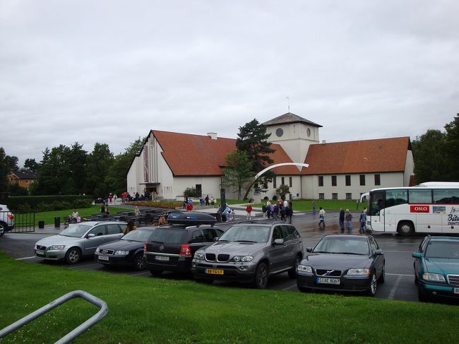 ノルウェー民族博物館。ヴァイキング船の博物館と同じビイグドイ地区にあります。正直それほど期待はしていなかったのですが、ノルウェー各地から集めた民家の展示や工芸品の販売もあり、結構面白いところでした。