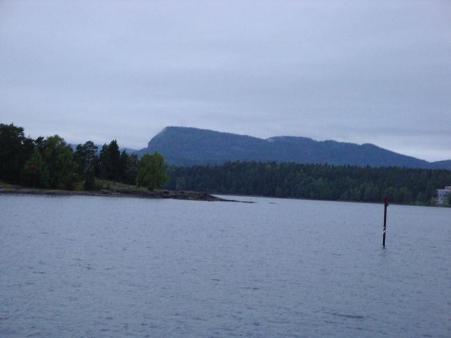 ビイグドイ地区から帰った後はオスロフィヨルドを臨むイブニングクルーズに参加しました。しかしながら外の見える席は風の当たるデッキ部分のみ。夕方から夜にかけてのオスロは気温が低く、それに風があたればかなり寒い！毛布を貸していただきましたが、それでも寒い・・・。ということで内部の外の見えない席からちょくちょく外へ出て見学することに・・・。う〜ん、もっと厚着を用意してくるべきだったかも・・・。ちなみに船での食事は車えびのビュッフェ。海老は大好きなのですが、ゆでた海老とパンとバターのみだった・・・。