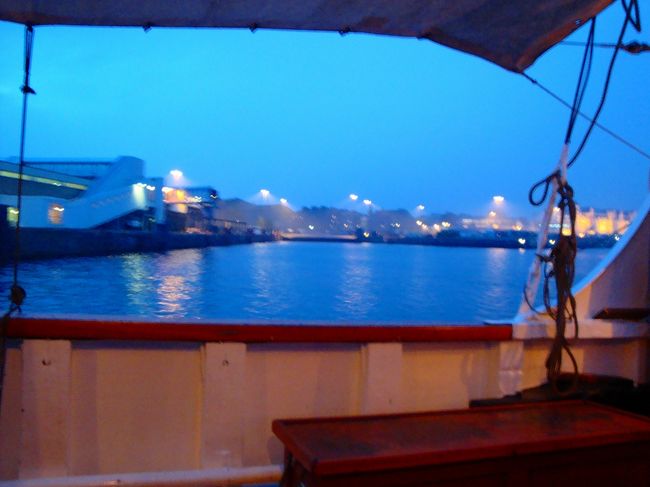 イブニングクルーズも終盤のころ。さすがに22時前は真っ暗でした。