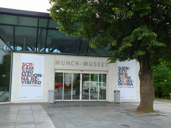 翌日はまずムンク美術館へ。ここでは有名な「叫び」（「叫び」は全部で4枚あるそうです。国立美術館のものとは別パターンのものがあります。）のほか、ムンクの作品を見ることができます。