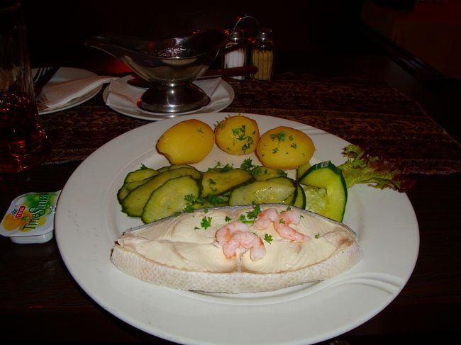 オスロ最後の日の食事は「オヒョウ」という魚を食べました。平目の仲間ですが、かなり大きいものらしく体長1-2mにもなるらしい。・・・というわけで一人分の食事は切り身。味は淡白ですが、ゆでたものにレモンソースをかけて食べました。