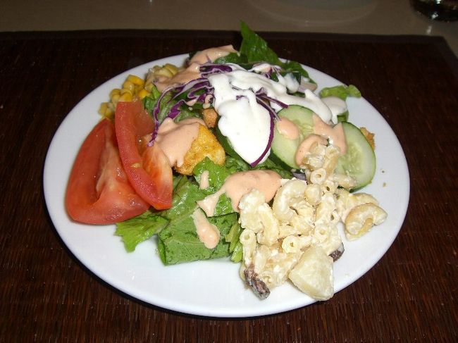 ナナズカフェではランチタイムに<br />サラダとスープが食べ放題♪<br />サラダ美味しかったです！<br />アイスティーも飲み放題です♪