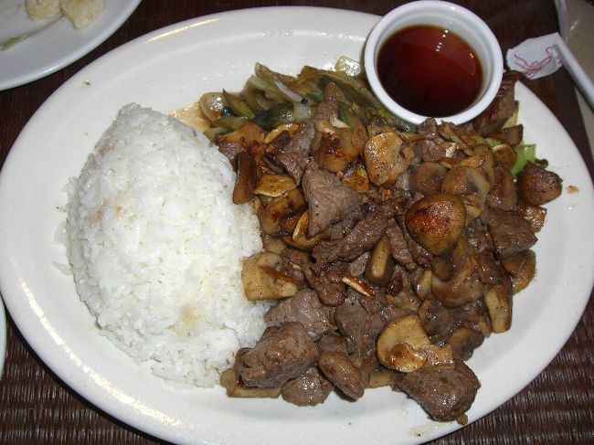 ビーフとマッシュルームの炒め物？を頼みました。<br />ボリュームありすぎです！！<br />さすがに全部は食べきれず・・・。<br />でも、とっても美味しかったです☆☆☆<br />ここはまた行きたいお店ですね♪