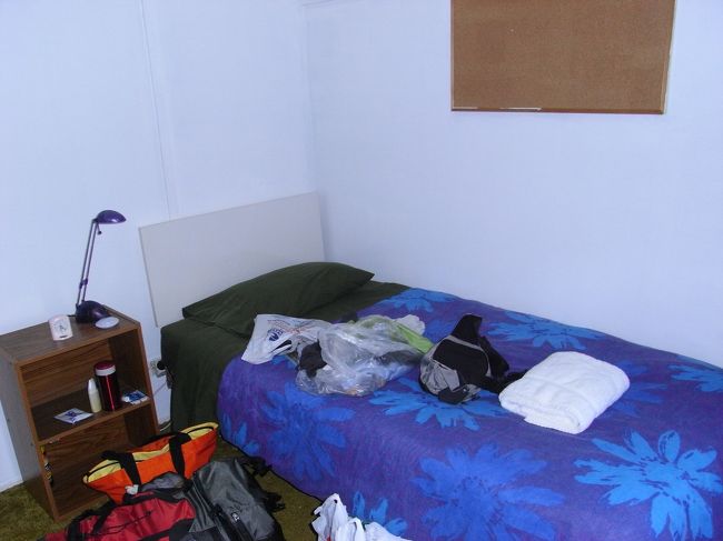 ドミトリーなのにタオルが付いてるー！同室は長期旅行中のアベック。<br />よかった、女子優勢。<br /><br />オーナーの奥さんは、到着して荷物を置いてから市内に出かけるけど帰りはどうやって帰ったら良い？と聞いたら、地図にバス乗り場を印してくれてバスの番号もメモしてくれたり、変な時間に到着したのに助かりました。