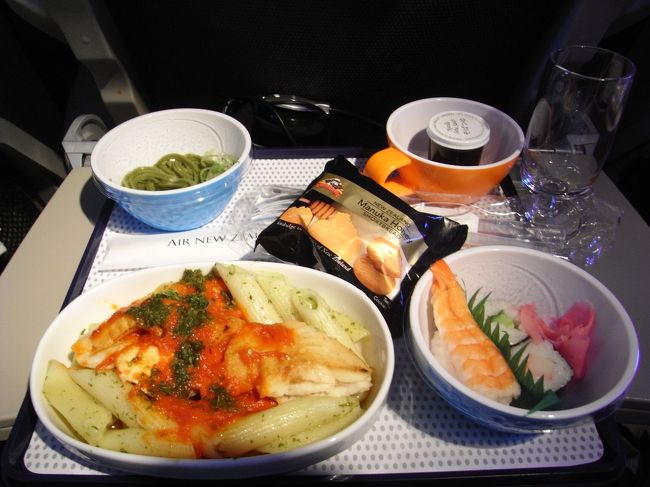 夕食。<br />ちょっと味が薄く、お醤油が欲しかったです。<br /><br />定刻で成田に到着。<br />山も海も自然は最高だし、人もフレンドリーで親切にしてもらったけど、言葉や交通機関の遅れなどの困難を乗り越えつつ（笑）旅をするという点ではちょっと物足りない国でした。<br />車で回ったというのも初めてだったから、上手く時間の使い方をつかめなかったというのもあるかもしれないけど、便利すぎたのかなぁ。<br />だけど本当に自然は素晴らしいので、行ってみて下さい。