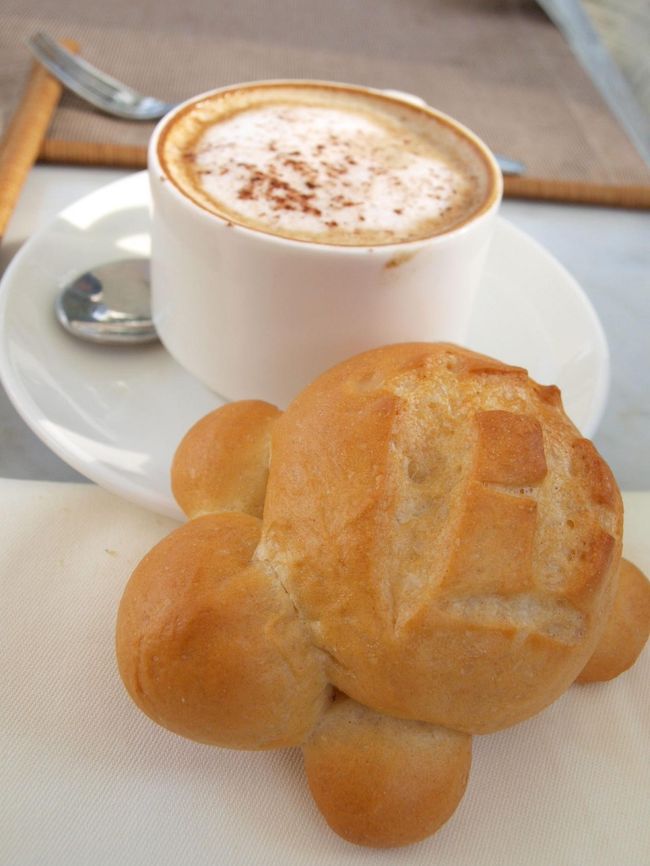 娘にくれた、カメの形のパン。<br /><br />カッチカチの固いパンは、テラスを囲むように作られた池のお魚ちゃん達用。<br /><br />毎朝、沢山のパンをあげました♡