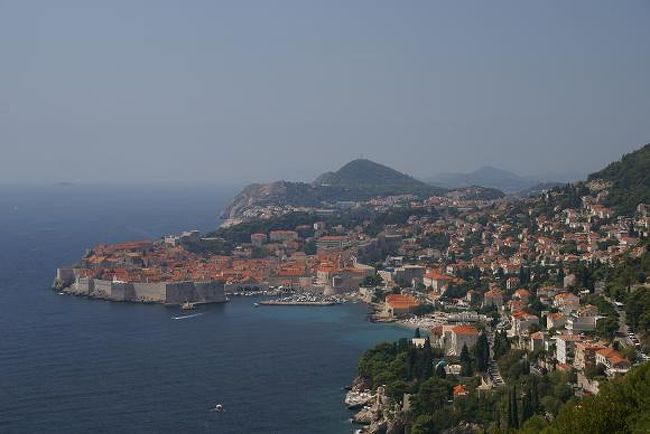 さて今、映画館では「崖の上のポニョ」がヒットしているようですが、ジブリの作品では何が好きですか？と聞かれるとあなたは何と答えますか？？？<br />千と千尋？もののけ？ハウル？ナウシカは根強い人気ですよね。。。<br />でもナウシカはジブリの作品ではないみたいですね。。。<br />でも俺はみんなに「えっ・・・」「本当に・・・」と言われようともジブリで一番好きな作品は「魔女の宅急便」なんです。。。<br />あの単純明解なストーリがなんとも好き。。。<br />旅行者の中でジブリの作品の舞台はここだろうというポイントが世界中にあるんです。。。<br />その旅行者のなかで「魔女の宅急便」の舞台はクロアチアにあるドブロクニクだと言われていて、今回やっと念願かなって来ることができた。。。<br />ドブロクニクはアドリア海の真珠とも称される美しい町で、クロアチア随一の観光地でもあった。。。<br />ドブロクニクにはクロアチアの首都のザグレブからバスがあったのですが、今回はボスニア・ヘルツェゴヴィナにも寄りたかったので、ザグレブから列車でボスニアの首都サラエボに入り、その後世界遺産にも登録されてるモスタルと言う町を経由してドブロクニクに入った。。。<br />