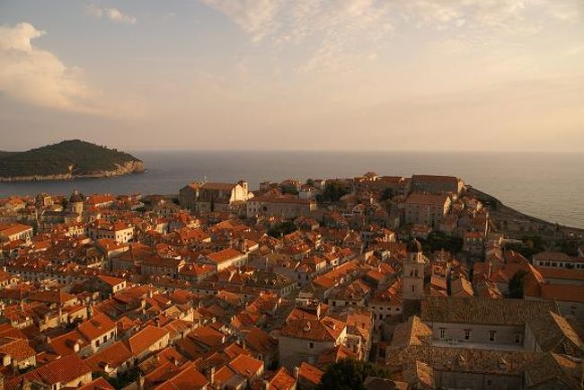 サラエボは戦争の爪跡もほとんどなく、近代都市になろうとしているのがひしひしと感じられた。。。<br />サラエボには名物ババァがいて、日本人旅行者の中ではかなり有名で、６年前に旅した頃からその情報は耳にしていたので、本当に息の長い活動をしているババァだ。。。<br />そのババァは宿を経営していていつも駅前にたむろしている。。。<br />日本人を見つけると声を掛けてくる。。。<br />うちの宿に泊まらないか？安くしとくよ？ってな感じで。。。<br />何も知らないでついて行くと、あら大変・・・<br />夜な夜なベットに潜り込んでくるらしい・・・<br />キスされた人がいて、めちゃくちゃ口が臭かったと・・・<br />きっとそれ以上された人もいるかも知れないが、それは決して口にはできないでしょう・・・<br />しかもベットにはダニがいついていて、ダニには噛まれババァには言い寄られ、最高の一夜を過ごすことになるらしい。。。<br />気に入られた子は次の町まで着いて来られたという話しもあるので・・・<br />６年間以上も薄れ往くことのない情報に是非そのババァを見てみたかった。。。<br />サラエボの駅を降りると声を掛けられると言っていたが、朝が早かったせいか誰もいない・・・<br />見てみたかったが仕方ない。。。<br />元々サラエボには泊まる予定がなかったので、昼過ぎのバスの時間まで町を散策してバスターミナルに戻ると後ろから声がかかる。。。<br />日本人かい？宿があるけどどう？<br />現在推定５５歳で金髪で歯が抜けている・・・<br />まさしく名物ババァだった。。。<br />情報そのままだ。。。<br />おーこれが名物ババァか〜と心のなかでガッツポーズ。。。<br />悪いけど今日は泊まらないんだ。。。<br />どこ行くのさ？？？<br />モスタルに行く。。。<br />今日１人日本人が泊まってるし、１泊ぐらいしていけばどうだい？<br />いや、もうバスのチケット買ったから無理だよ。。。<br />何時のバスで行くんだ？<br />次のバスだよ。。。<br />そうかいモスタルに私の友人が宿をしてるから、向こうに着いたら連絡してみなよ。。。<br />そういって電話番号を渡される。。。<br />電話する気などさらさらなかったが、わかったありがとうと言って別れた後に写真撮っておけばよかったと後悔・・・<br />確かにやさしそうな雰囲気だし何も知らなかったらついていくかも知れないなぁ・・・<br />やっぱ情報は大切だ。。。知ってるのと知らないのでは天国と地獄だからなぁ〜・・・<br />モスタルのバスターミナルに着くと１人の女性が近寄り、あなたサラエボで私の友達にあったでしょ。。。<br />彼女から連絡があったわ。。。私の宿においで。。。<br />えっ・・・連絡されてる・・・恐ろしい手回しだ・・・<br />でも俺の答えは「何のこと？？？知らない？？？言ってる意味がわからない？？？」ととぼけた・・・<br />とぼけることが精一杯だった。。。<br />会ったでしょ私の友達に・・・という言葉を背中越しに聞きながら、急いで近くの宿にチェックインした。。。<br />