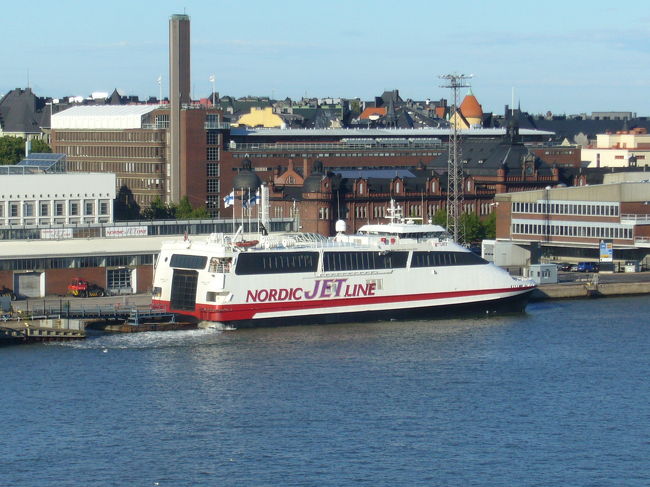 ヘルシンキの港から、高速船のNordic Jet Lineにのって、約1時間半。少しゆれるけど、福岡〜プサンのコビーの3時間に比べると、少し大型で時間が短いだけ、楽だった。あと内海のようになってるから、波もきっと少ないのだと思う。中にはカフェやビジネスクラス席もあるほか、車もつみこめるので最下の階はParkingのようだった。両面ガラスばりでいい眺めだった。ちなみに当日往復買って、大人一人５６ユーロだった。
