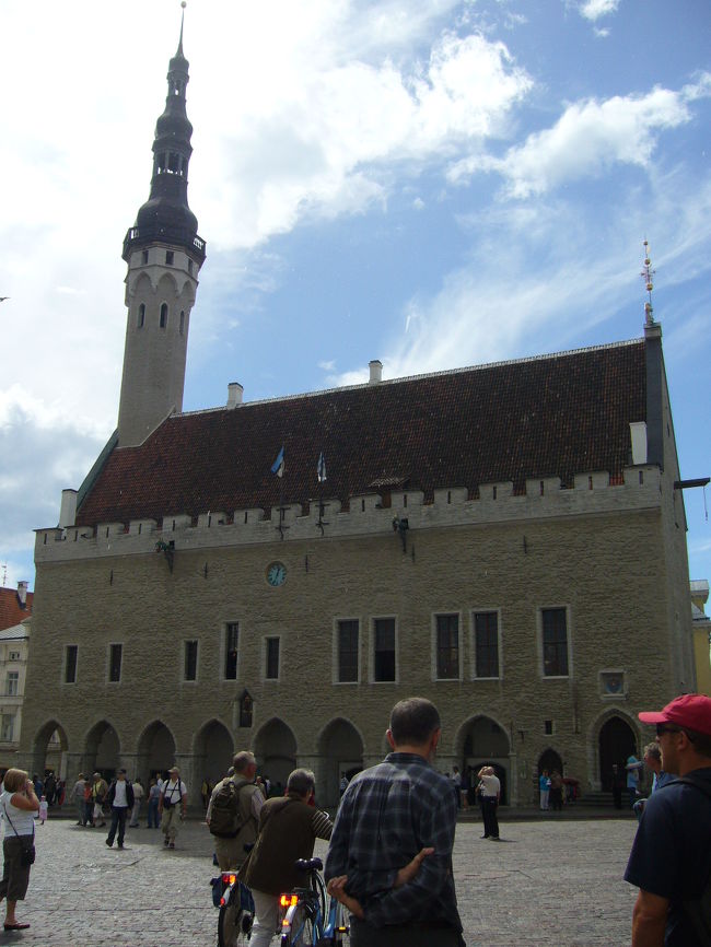 ラコエヤ広場の旧市庁舎。