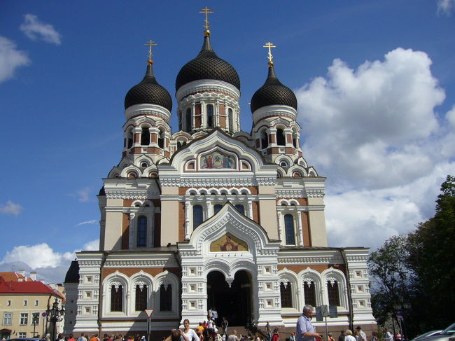 ロシア正教会のアレクサンドル・ネフスキー教会。1901年に訂正ロシアによって、政治的ににらみをきかせるために建てられたそう。