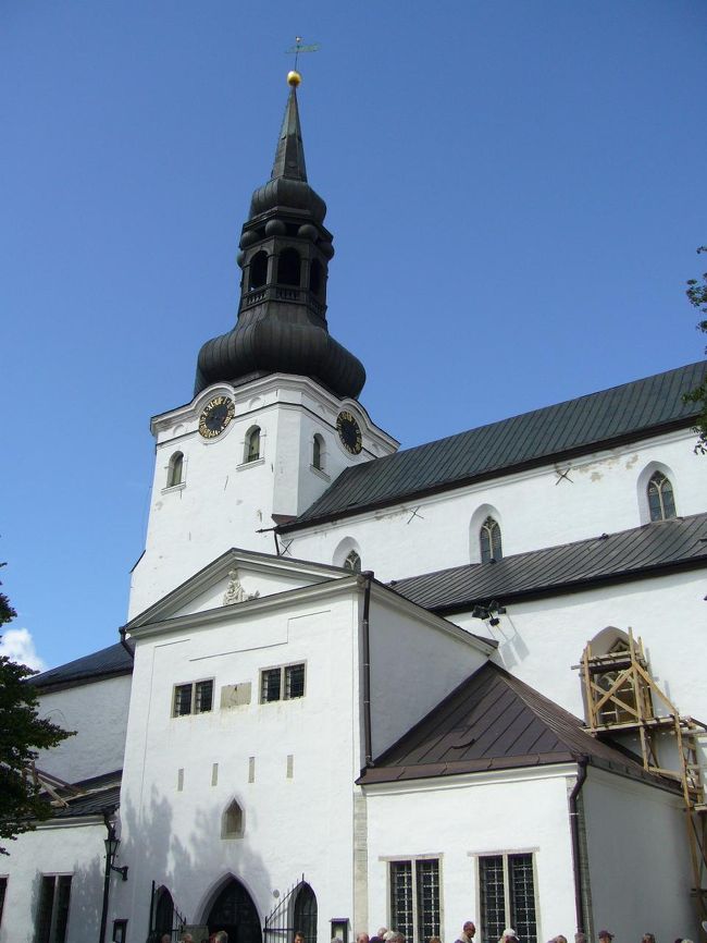 大聖堂。エストニア本土では最古の１２１９年にもともと作られた最古の教会。現在の姿は１６８４年に火事で消失後再建されたもの。