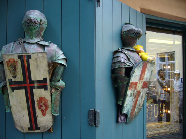 タリンの通り。中世のものも売っているお土産やさん。